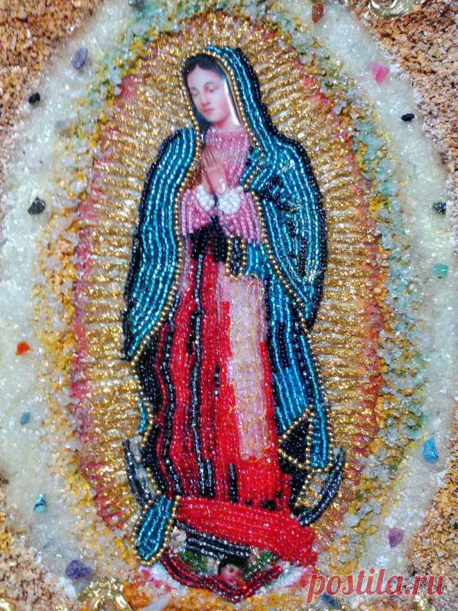 VIRGEN DE GUADALUPE
Imagen decorada con chaquiras, cristales y fragmentos de piedra. Adicional tiene incrustaciones de piedras