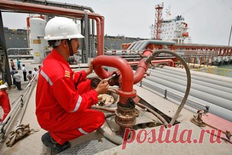 Индия подтвердила сохранение проблем с оплатой российской нефти. Россия и Индия продолжают обсуждать внедрение механизма взаиморасчетов в рублях, проблема расхождения уровней экспорта и импорта, возникшая из-за платежей за российскую нефть, является стопроцентной реальностью, заявил президент Конфедерации индийской промышленности (CII) Р Динеш.