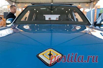 Акции конкурента Tesla рухнули. Акции американской электромобильной компании Rivian Automotive, которую называют конкурентом Tesla, рухнули на три процента. Стоимость ценных бумаг опустилась на премаркете до 78,89 доллара за штуку. Это произошло из-за того, что главный операционный директор компании ушел в отставку.