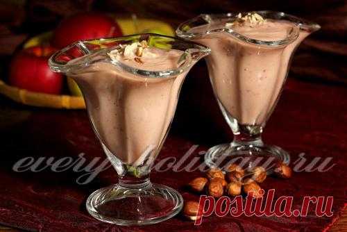 Смузи с бананом, клюквой и яблоками