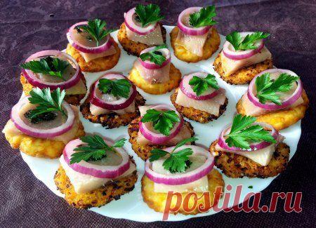 Закуска из сельди на картофельных оладьях | Семья и дом