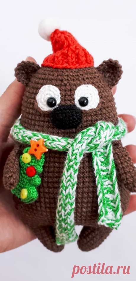 PDF Мишка с ёлкой крючком. FREE crochet pattern; Аmigurumi doll patterns. Амигуруми схемы и описания на русском. Вязаные игрушки и поделки своими руками #amimore - новый год, новогодний медведь, медвежонок, плюшевый мишка, teddy bear, oso, suportar, ours, bär, ayı, niedźwiedź, medvěd, bära. Amigurumi doll pattern free; amigurumi patterns; amigurumi crochet; amigurumi crochet patterns; amigurumi patterns free; amigurumi today.