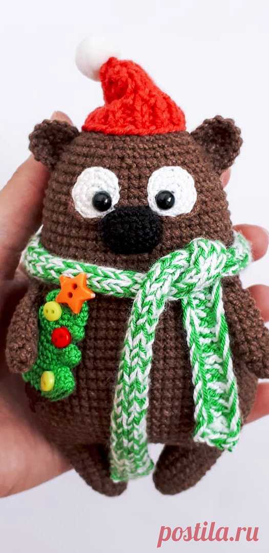 PDF Мишка с ёлкой крючком. FREE crochet pattern; Аmigurumi doll patterns. Амигуруми схемы и описания на русском. Вязаные игрушки и поделки своими руками #amimore - новый год, новогодний медведь, медвежонок, плюшевый мишка, teddy bear, oso, suportar, ours, bär, ayı, niedźwiedź, medvěd, bära. Amigurumi doll pattern free; amigurumi patterns; amigurumi crochet; amigurumi crochet patterns; amigurumi patterns free; amigurumi today.