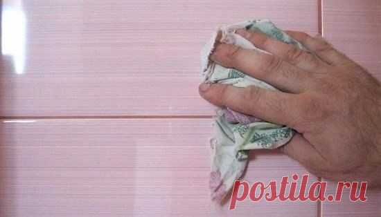 Как избавиться от плесени и грязных швов между плиткой.
Вечная проблема, попробуйте этот способ!

Нам понадобится:

1. горячая вода - 1 стакан
2. сода - 2,5 ст. ложки
3. стиральный порошок - 1 ст. ложка.

Добавьте соду в горячую воду, хорошо размешайте и всыпьте порошок. После этого в идеале возьмите старую зубную щетку (можно заменить губкой) и, макая в этот раствор, отмойте швы и обработайте места с плесенью.

Поверьте, это действительно поможет вам избавиться от плесени...