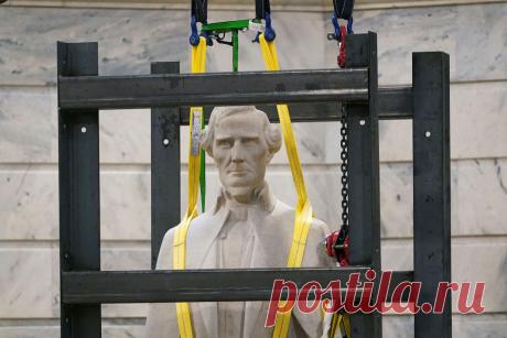 Как сносят памятники в США