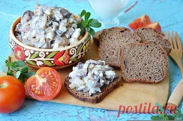 Очень легкая в приготовлении и очень вкусная закуска! 
Подавайте с любой свежей зеленью.

Ингредиенты:

Копченая скумбрия — 250 Грамм
Яйцо вареное — 2 Штуки
Шампиньоны — 200 Грамм
Лук репчатый — 1 Штука
Чеснок — 1 Зубчик
Сметана — 2 Ст. ложки
Перец черный молотый — 1-2 Щепоток
Растительное масло — 1-2 Ст. ложек (для жарки грибов)
1. Подготовьте продукты. 
Отварите яйца, остудите и очистите.

2. Очистите лук и чеснок, порежьте тонко. 
Грибы вымойте и порежьте крупно. 
Обжар...