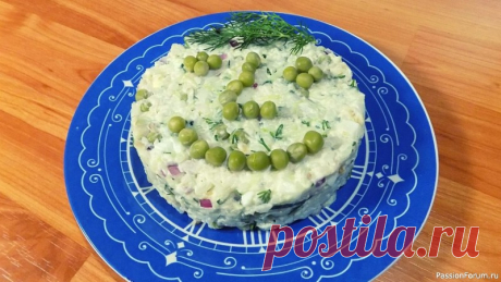Вкусный салат из вареной рыбы. Видео рецепт Ингредиенты для салата:• 500 гр. рыбы на ваш вкус• 3 куриных яйца• 1 свежий огурец• 0,5 стакана сырого риса• 1 банка зеленого горошка• 1 красная луковица• зелень укропа• соль по вкусу• майонез для заправкиВидео рецепт приготовления салата: