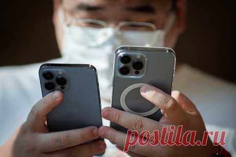 Иностранные посредники начали отказываться от поставок iPhone в Россию. В ближайшие месяцы в России может возникнуть дефицит некоторых моделей смартфонов среднего и премиального класса, в том числе iPhone. Параллельный импорт оказался под угрозой из-за новых санкций США, запрещающих импорт гаджетов дороже 300 долларов, на их фоне иностранные посредники начали отказываться от поставок.