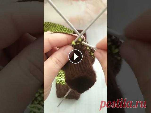 узор мелкие соты спицами по кругу вяжется на пяти спицах по кругу. состоит из четырёх рядов: 1 р. нить В-лиц, изн,лиц, изн так до конца ряда. 2 р.основная ниточка, все лицевые петли. 3...
