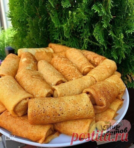 Вкуснейшие блинчики на кефире 
Получаются очень нежными 

Ингредиенты:
- 0,5 л кефира
- 2 яйца
- 300 гр муки
- 0,5 ч л соды
- 1 ст кипятка
- 3-4 ст л растительного масла
- Соль 0,5 ч л сахар 2 ст л

Приготовление:
Смешать кефир, яйца ,соль , сахар , немного нагреть . Снять с огня , добавить муку , перемешать . В стакане крутого кипятка развести соду и влить в тесто , постоянно помешивая . Дать тесту постоять минут 15-20 . Влить растительное масло , перемешать и выпекать ...