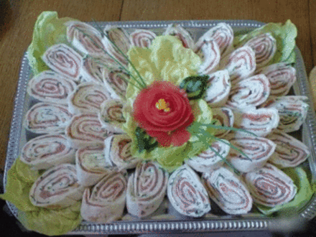 20 Начинок для рулета из лаваша. 
 
1. Упаковка крабовых палочек, пара зубчиков чеснока, вареное яйцо, тертый сыр, зелень, майонез. 
 
2. Пачка творога, соль, зелень, пара зубчиков чеснока, несколько ложек майонеза. 
 
3. Пачка творога, соль, зелень, пара зубчиков чеснока, тертый сыр, кусочки соленого огурца. 
 
4. Жареные с луком шампиньоны, зелень и упаковка (200 гр.) плавленного сыра - подойдет янтарь, дружба, сливочный, виола. Можно для остроты добавить мелко покрошенных маринованных огурчик