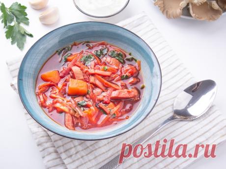 Вкусный постный борщ с грибами
Борщ с вешенками — удачная замена традиционному рецепту для постного стола. Грибы дают наваристый бульон и делают блюдо очень сытным.