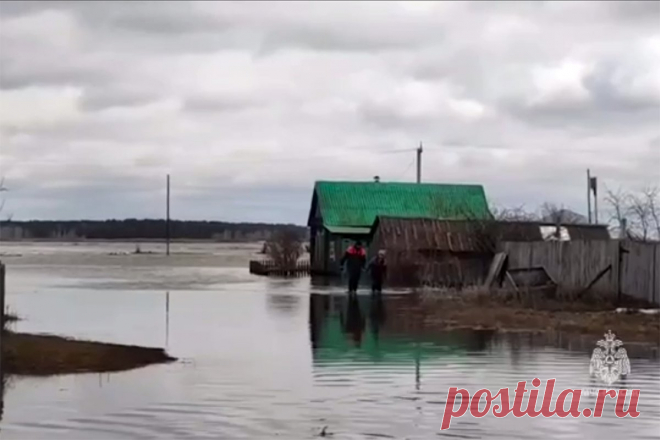 Уровень воды в реке Тобол в Кургане превысил неблагоприятную отметку. Власти сообщают, что за последние два часа прирост воды составил 10 см.