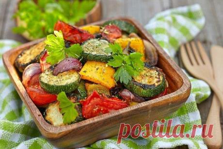 Запеченные овощи в духовке: 20 очень вкусных рецептов Запеченные в духовке овощи получаются сочными и сохраняют все витамины. Здесь не нужно много масла или других жиров, и пользы куда больше, чем от жарки. Кроме того, запечь можно буквально что угодно и с чем угодно. В подтверждение тому держи 20 отличных рецептов! 1. Овощи, запеченные в рукаве. В рукаве сохраняются все соки, а овощи точно не пересохнут. Тебе понадобится: 1 картофелина, 1 баклажан, 2 моркови, 2 луковицы, ...
