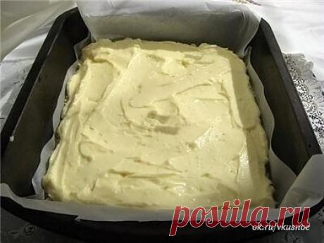 Неимоверный тортик!

Нежное, рассыпчатое песочное тесто, сладкая творожная начинка...

Берем два тазика.
В один тазик кладем:
- 3 яйца
- 1 стакан сахара
- 400-500 г творога (2 пачки)
Все перемешиваем.
Получается достаточно жидкое тесто.

В другой тазик кладем:
- 3-4 стакана муки
- 1 пачку натертого на терке маргарина
- 1 чайную ложку соды
- 1 стакан сахара
Все разминаем руками. Получается крошка.

Противень смазываем растительным маслом.
Далее самое интересное, главное не ...