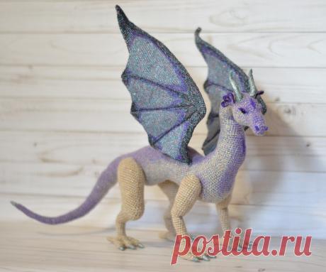 Дракон от Татьяны Чертовой. Пряжа:
Для лапок: бежевый акрил с разноцветным метанитом(Турция 500м/100г) + белая семеновская Искра (40% шерсть, 40% акрил, 20% метанит , 1316м/100г) + бежевый бобинный акрил(1300 м/ 100г ) на тон темнее основной турецкой нити.
Показать полностью…