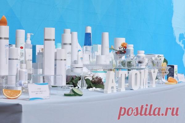 Сегодня популярная южнокорейская компания «Атоми» имеет 23 представительства во многих странах, в том числе и в России. На официальном сайте этого производителя находится широкий перечень разной продукции для красоты и здоровья, включая флагманские продукты и знаменитые средства по уходу за кожей. Самым главным принципом этой компании считается наивысшее качество по привлекательным ценам, поэтому продукция прекрасно подходит тем, кто ценит собственное здоровье и красоту