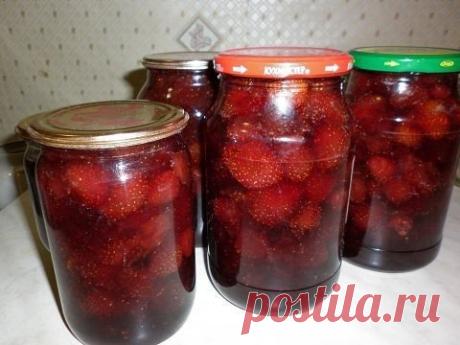 САМОЕ ВКУСНОЕ КЛУБНИЧНОЕ ВАРЕНЬЕ 
Ингредиенты:
● Сахар — 1.5 кг
● Желирующая смесь (или пектин 20 гр, или желирующая фруктоза, или 3 ст.л сухого желатина)
● Клубника — 3 кг
Приготовление:
Хорошо промыть клубнику.Перебрать, разделить клубнику на более крепкую и мягкую ровно пополам.
Ставим стерилизоваться баночки и крышки.Пока наши банки стерилизуются, более мягкую клубнику выкладываем в кастрюлю, добавляем 1 кг сахара и при помощи блендера размельчаем.
Добавляем цельную клубничку, желирующе