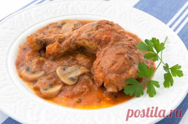 Тушеные куриные окорочка с грибами.
Отличный рецепт ароматной тушеной курицы с шампиньонами, луком и помидорами.