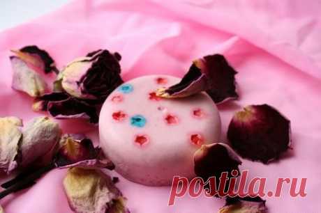 Розовое мыло