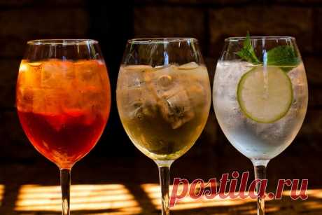 Топ-18 коктейлей с вином красным, белым, розовым и игристым Лучшие коктейли на основе красного, белого, розового и игристого вина. Оригинальные коктейли с креплёными винами: портвейном, хересом и мадерой. Рецепт винного коктейля с малиновым шрабом.