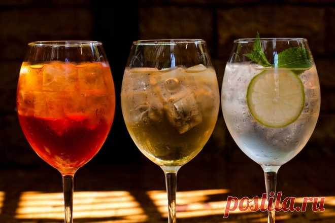 Топ-18 коктейлей с вином красным, белым, розовым и игристым Лучшие коктейли на основе красного, белого, розового и игристого вина. Оригинальные коктейли с креплёными винами: портвейном, хересом и мадерой. Рецепт винного коктейля с малиновым шрабом.
