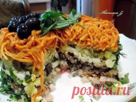 10 салатов с грибами
1. Салат из куриного филе, свежих огурцов и консервированных шампиньонов
Ингредиенты:
-2-3 вареных куриных филе,
-3 вареных вкрутую яйца,
-2 свежих огурца,
-1 небольшая луковица,
-1 небольшая банка консервированных шампиньонов,
-100 г сыра, майонез
Приготовление:
Куриное филе, огурцы, луковицу порезать кубиками. Из шампиньонов слить воду, при необходимости — порезать. Сыр натереть на мелкой терке. Из яиц вынуть желтки, а белки порезать соломкой. Выкладывать в салатник с