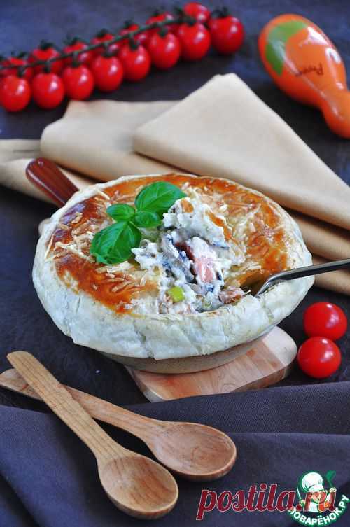 Порционный пирог из семги, грибов и риса в сковороде.