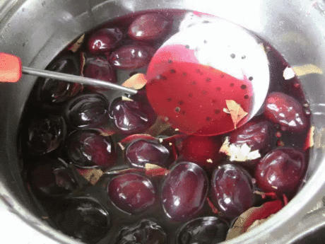 МАРИНОВАННЫЕ СЛИВЫ НА ЗИМУ 
Маринованные сливы – это прекрасная самостоятельная закуска, а также отличная основа для десертов, выпечки, салатов. Применение такой заготовки, конечно же, обязательно найдется. Главное – ее сделать. А это совсем не так сложно, как может показаться на первый взгляд. Давайте замаринуем сливу на зиму по этому простому рецепту – будет вкусно! 
Ингредиенты: 
слива 
уксус, 40мл (9%) 
гвоздика, 5шт 
душистый перец, 5шт 
корица, 1/2 палочки 
сахар, 70г 
вода 
Приготовле