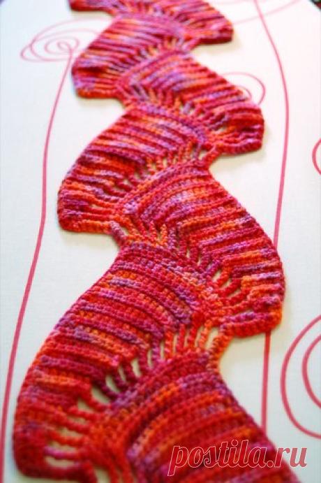 Шарф крючком "радужный ручеек" 
#шарф@crochetclub #шапка@crochetclub #комплект@crochetclub 
Схема вязания узора:
https://crochetclub.net/blog/zimnij-komplekt-kryuchkom/