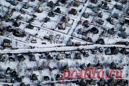 Дачникам рассказали о штрафах за снег. Неубранный снег на территории СНТ грозит дачникам штрафом в одном случае — если очистка не была произведена по их вине. За очищение территории несет ответственность товарищество, однако через суд СНТ может добиться взыскания затраченной на штраф суммы с виновного садовода.