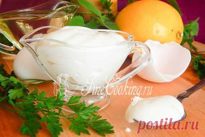 Майонез домашнего приготовления - FineCooking.ru 
Вначале поступаем с яйцом, как я советовала в предисловии: хорошо вымоем его, а затем на минуту опустим в крутой кипяток и следом – в ледяную воду (лучше всего с кубиками льда). Так белок не успеет даже начать сворачиваться – процесс термообработки быстро прекратится.