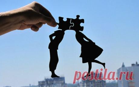 Украинские влюбленные Дмитро и Юлия проводят время, вместе вырезая из бумаги трогательные картины.
Черная бумага в их руках становится нежным кружевом, рассказывающим истории и показывающим особенные моменты. Творческий дуэт DreamPapercut считает, что таким образом делится с людьми своим внутренним миром, любовью, заботой и счастьем.