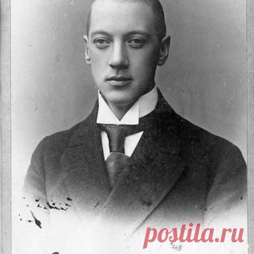 На расстреле...докурил папиросу и улыбнулся,чем поразил даже чекистов из особого отдела