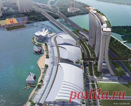 Курортно-гостиничный комплекс &quot;Marina Bay Sands&quot; в Сингапуре (город-государство, расположенный на островах в Юго-Восточной Азии). Три 55-этажных здания настоящего нового Чуда света венчает трехпалубный корабль, который называется &quot;Небесный парк&quot;, с площадью в 12400 кв.м. На верхней палубе &quot;Marina Bay Sands&quot;, на высоте двухсот метров, находится огромный 150-метровый бассейн, да еще и с водопадом – это самый большой бассейн, находящийся под открытым небом.