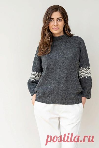 Джемпер Skog от Julie Hoover

Размеры
1 (2, 3, 4, 5) (6, 7, 8, 9)
Рекомендуемая прибавка: 23-30 см положительной легкости.

ИЗМЕРЕНИЕ готового джемпера
Окружность бюста: 102.5 (112, 122, 131.5, 141.5) (151, 161, 170.5, 180.5) см.

Джемпер вяжется снизу вверх, тело по кругу, затем разделяется на спинку и перед, рукава снизу вверх, реглан сшивной. Совершенно простая конструкция, базовый джемпер, изюминка - это лаконичный жаккардовый узор на рукавах.