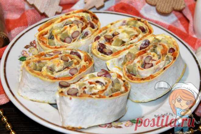 Салат Обжорка в лаваше: оригинальная подача и вкус на высоте - Пошаговые фото рецепты без дрожжей, без муки, без мяса, без масла, без яиц Салат Обжорка в лаваше без мяса и колбасы. В нем жареные овощи и консервированная фасоль. Тончайшие слои основы прекрасно гармонируют с сытной начинкой. Маринованные огурчики и чеснок придают пикантность, бобовые – отличная замена животному белку. Рецепт недорогой и понятный.