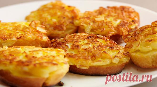 Луковые гренки Ингредиенты:Батон нарезной – 1 штЛук – 2 штЯйца – 3 штМолоко – 1 стаканСухой укроп – 1 ч.л.Соль – по вкусуЧерный молотый перец – по вкусуРастительное масло Приготовление: Лук почистить, натереть на крупной терке.В лук вбить яйца, добавить молоко, соль, перец, укроп и все хорошо...