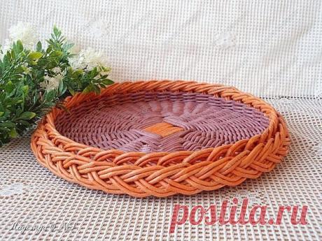 Поднос из газетных трубочек