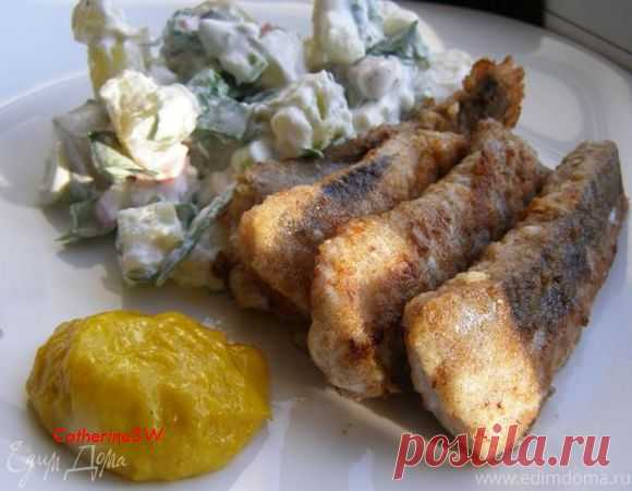 Сельдь в ржаной панировке с картофельным салатом и соусом 