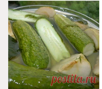 Малосольные огурцы с яблоками