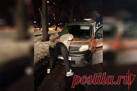 Двое россиян попытались скрыться от росгвардейцев и устроили массовое ДТП. В Москве двое уроженцев Мордовии в состоянии наркотического опьянения устроили массовое ДТП, пытаясь скрыться от росгвардейцев. После неоднократных требований об остановке росгвардейцы пару раз выстрелили в воздух из табельного оружия, погоня прекратилась. Мужчин задержали и передали сотрудникам полиции.