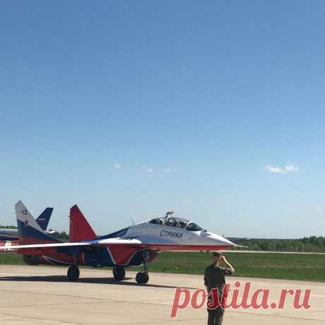 В Кубинке сейчас проходит крутое авиашоу. Выступают группы высшего пилотажа «Русские Витязи», «Стрижи», «Соколы России» и «Беркуты». Мероприятие проходит в честь 80-летия центра показа авиационной техники. Дух захватывает!