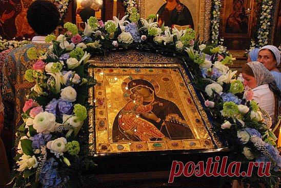 Ко дню празднования Сретения Владимирской иконы Божией Матери - 8 сентября
ПРАЗДНОВАНИЕ:  8 СЕНТЯБРЯ
ВОЗЛЮБЛЕННЫЕ О ГОСПОДЕ ДОРОГИЕ ОТЦЫ, БРАТЬЯ И СЕСТРЫ      СЕРДЕЧНО ПОЗДРАВЛЯЕМ ВАС  С ПРАЗДНИКОМ  ПРЕСВЯТОЙ БОГОРОДИЦЕ ПРЕД ИКОНОЙ   ВЛАДИМИРСКАЯ 
ПРЕСВЯТАЯ БОГОРОДИЦА МОЛИ БОГА О НАС!
Владимирская икона Божией Матери написана Евангелистом Лукой на доске от стола, за которым трапезовал Спаситель с Пречистой Матерью и праведным Иосифом. Божия Матерь, увидев этот образ, произнесла: «Отныне ублажат