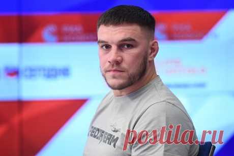 Немков выиграл дебютный бой в тяжелом весе. Российский боец смешанного стиля (MMA), бывший чемпион Bellator в полутяжелом весе Вадим Немков одержал победу в дебютном поединке в тяжелой весовой категории. Немков победил соперника уже во втором раунде, использовав удушающий прием. Об этом сообщает корреспондент «Ленты.ру».