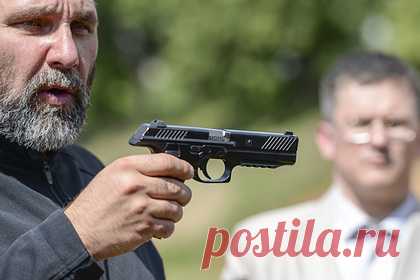 Названы премущества российского пистолета Лебедева перед австрийским Glock. Российский пистолет Лебедева (ПЛ) имеет преимущества перед лучшими мировыми аналогами, в частности, австрийским Glock, рассказал ТАСС заместитель генерального директора — главный конструктор концерна «Калашников» Сергей Уржумцев. По его словам, это касается всеядности по применяемым боеприпасам и эргономике.