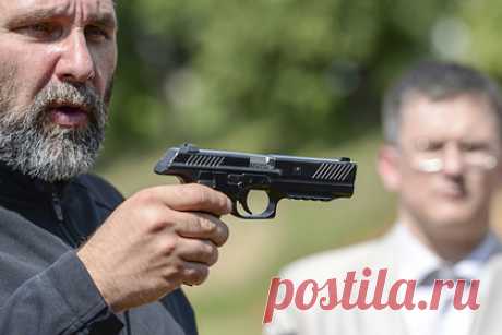 Названы премущества российского пистолета Лебедева перед австрийским Glock. Российский пистолет Лебедева (ПЛ) имеет преимущества перед лучшими мировыми аналогами, в частности, австрийским Glock, рассказал ТАСС заместитель генерального директора — главный конструктор концерна «Калашников» Сергей Уржумцев. По его словам, это касается всеядности по применяемым боеприпасам и эргономике.