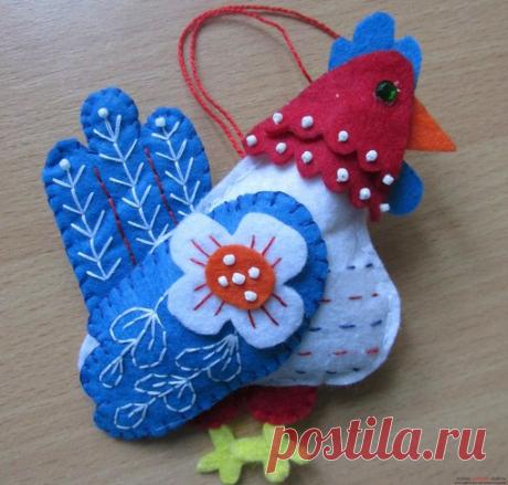 НОВОГОДНИЕ ИГРУШКИ ИЗ ФЕТРА: ПЕТУХ - СИМВОЛ 2017 ГОДА
https://svoimi-rukami-club.ru/новогодние-игрушки-из-фе..