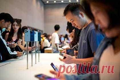 Apple полностью откажется от Touch ID. Компания Apple окончательно отказалась от планов возвращения сенсора Touch ID в iPhone. Журналисты медиа сослались на отраслевых источников, которые рассказали, что Apple отключила оборудование на фабриках партнеров, необходимое для производства сенсоров Touch ID. Технология Touch ID осталась только в iPhone SE.