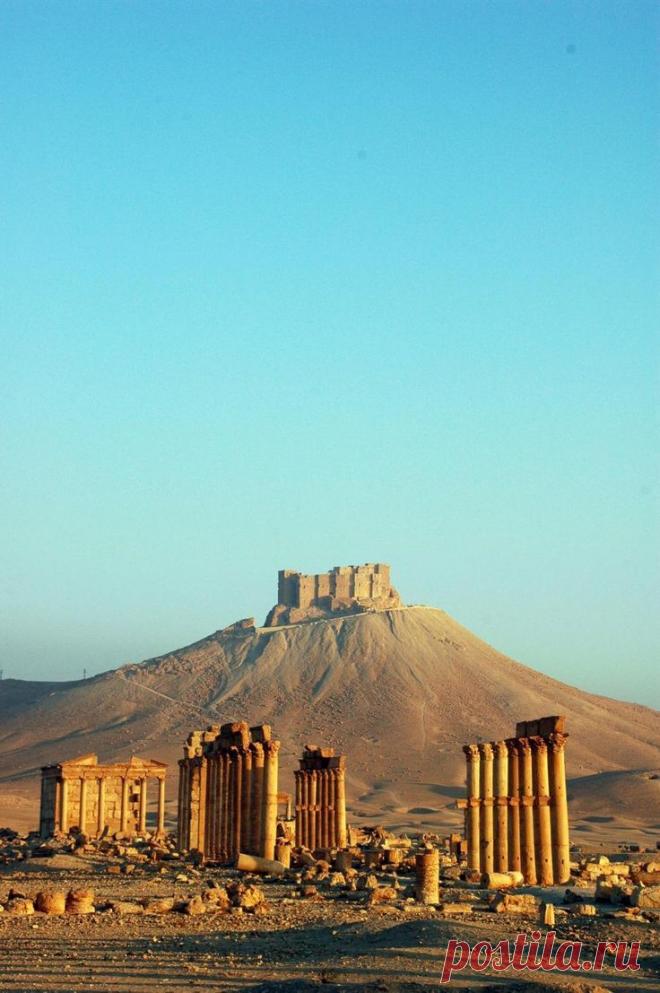 Ruins in Palmyra  |  Найдено на сайте historvius.com.